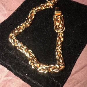 Guldpläterad kejsar länk  - Super fin kejsarlänk i pläterat 18 karat guld, vilket betyder den har ett lager av riktigt guld på, köpt för en vecka sedan men passar tyvärr inte, den är på 21 cm. Mvh