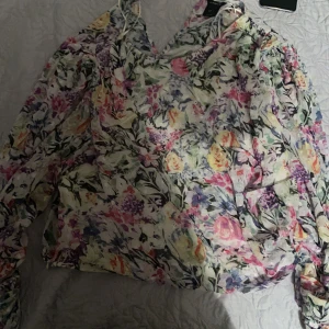 Lite somrig men ändå fin  - Den är fin inga  konstigheter ny tvättad använd 10 gånger lite sommrig men ändå fin och passar till alt nästan 