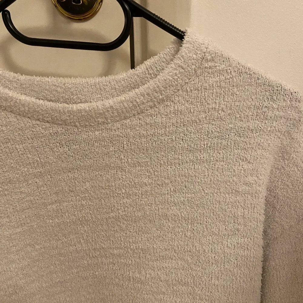 Långärmad tröja från Ginatricot. Den fina vita färgen har blivit till en annan mörkare vit färg, fluffet som fanns innan på tröjor har gått bort pga tvätten. Kontakta om du har några frågor! ❤️. Hoodies.