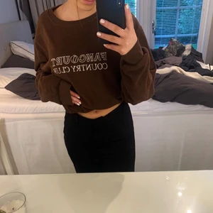 Sweetshirt  - En brun sweetshirt med text. Så mysig men ändå stilren! ✨