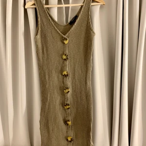 Grön sommar klänning - Forever 21 strl M - Tajt grön sommar klänning med knapar från forever 21💚 är lite urringad och super stretchig, därför passar  den även strl L. Använd en gång och är därför i jätte bra skick. 