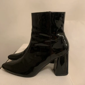 Klackar från nakd  - Storlek 39. Använda sparsamt. Priset är exklusive frakt. Betalning sker via swish, jag skickar bild på paketet innan, när det är inslaget och redo att skickas