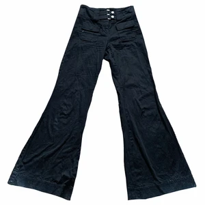 gotiska bellbottoms - svarta bellbottoms med silver-spännen och fickdetaljer i gotisk stil! köpta på depop men måste tyvärr sälja vidare då de har blivit för små. bra skick förutom att gylfen tyvärr är sönder men det är inget som syns med spännena. dm för måtten! köparen står för frakt 🖤🖤