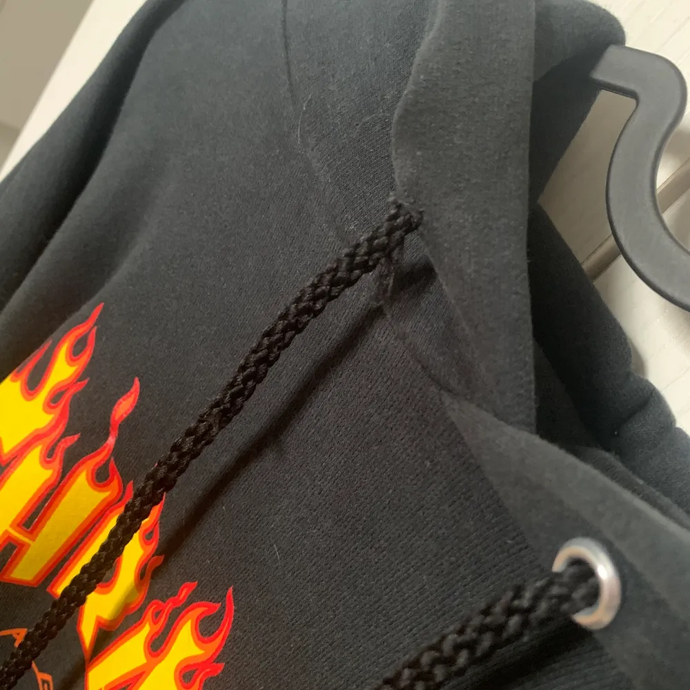 Thrasher svart flame hoodie stl M. Använd men ändå fortfarande fin i skicket. Endast ena snöret som blivit lite slitet (se bild).  Pris 400  med frakt. Kan mötas upp Örebro/Kalmar. Hoodies.