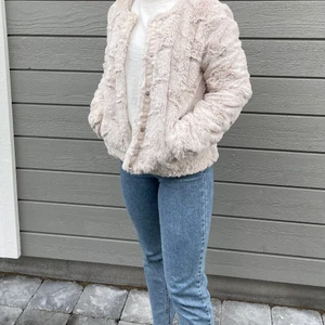 Jacka från Veromoda  - En beige pälsjacka från Veromoda. Använd fåtal gånger och är som nyskick. Storlek M och men passar även en stolek S. Frakt ingår inte. Pris kan även diskuteras. #veromoda #jacka #beige