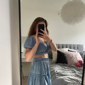 Blommigt 2-delat set  - Super gulligt set med kjol och topp från Shein. Det är blått med vita små blommor. Priset är 100 kr + frakt💗💗