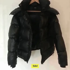 Bikbok jacka - Säljer min superfina svarta jacka från bikbok! Det är lånade bilder men kan skicka egen privat💕Superfint skick! Hör av dig vid frågor💕💕💕❤️ Buda i kommentarerna!
