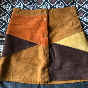 Kjol - Fin kjol i mocka. Tyvärr är den för liten för mig, så måste sälja den vidare. Den är i storlek 40, men skulle snarare säga att den passar en 38. 🌻🍁🍂