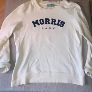 Morris Sweatshirt Lady Logo white stl:Xs passar både xs och s, nyckick använt sparsamt vid ett fåtal gånger, inköpspris 999kr, mitt pris 450kr