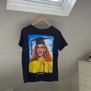 Zara T-shirt med tryck - Skitcool t shirt från Zara med tryck på framsidan! Storleken är M men skulle säga att den snarare är en S✌🏻 I jättebra skick, använt en gång