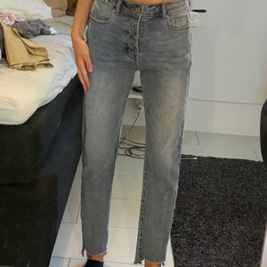 Guess jeans - Säljer dessa jeansen från guess som är helt oanvända. De är i storlek 26 vilket motsvarar S. Nypriset var runt 1000 kronor å säljer för 200. Skriv vid intresse ❤️❤️ 