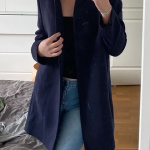 Kappa - Suuuuper fin mörkblå kappa i väldigt bra kvalitet. Använd endast en gång. Den har både fickor och knappt. Jag är 175 