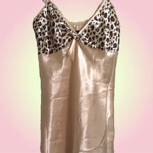 y2k linne  - sjukt fint y2k linne från humana i silkesliknande material med leopardmönster. aldrig använd och perfekt nu till sommaren. står L men den sitter mer som en s/m!! 🐆