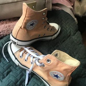 Converse skor - Ljus orangea converses som är för små för mig nu😩 har andvänts några gånger men är fortfarande i bra skick❤️ vid fler frågor är det bara att skriva!👍 kan fraktas, köparen står för frakt 🍬