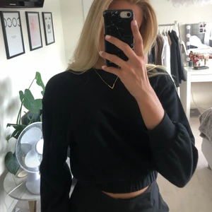 Sweatshirt från zara - Sweatshirt från Zara i croppad modell med mudd som både går att ha synlig eller att vika in. Skönt material och det perfekta basplagget😍
