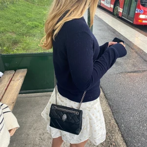 Kurt beiger väska - Jag säljer min jätte snygga Kurt beiger väska! Använd va 3-4 gånger, köpt i juli! Kan tänka mig från 950kr då den är som ny eller kunna byta mot någon annan färg samt väska i liknande pris❤️köpt för 1795kr🙏🏼