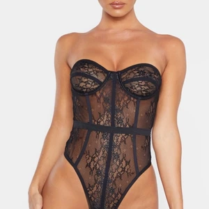 Bodysuit  - Bodysuit Prettylittlething, storlek L. 150kr 🖤