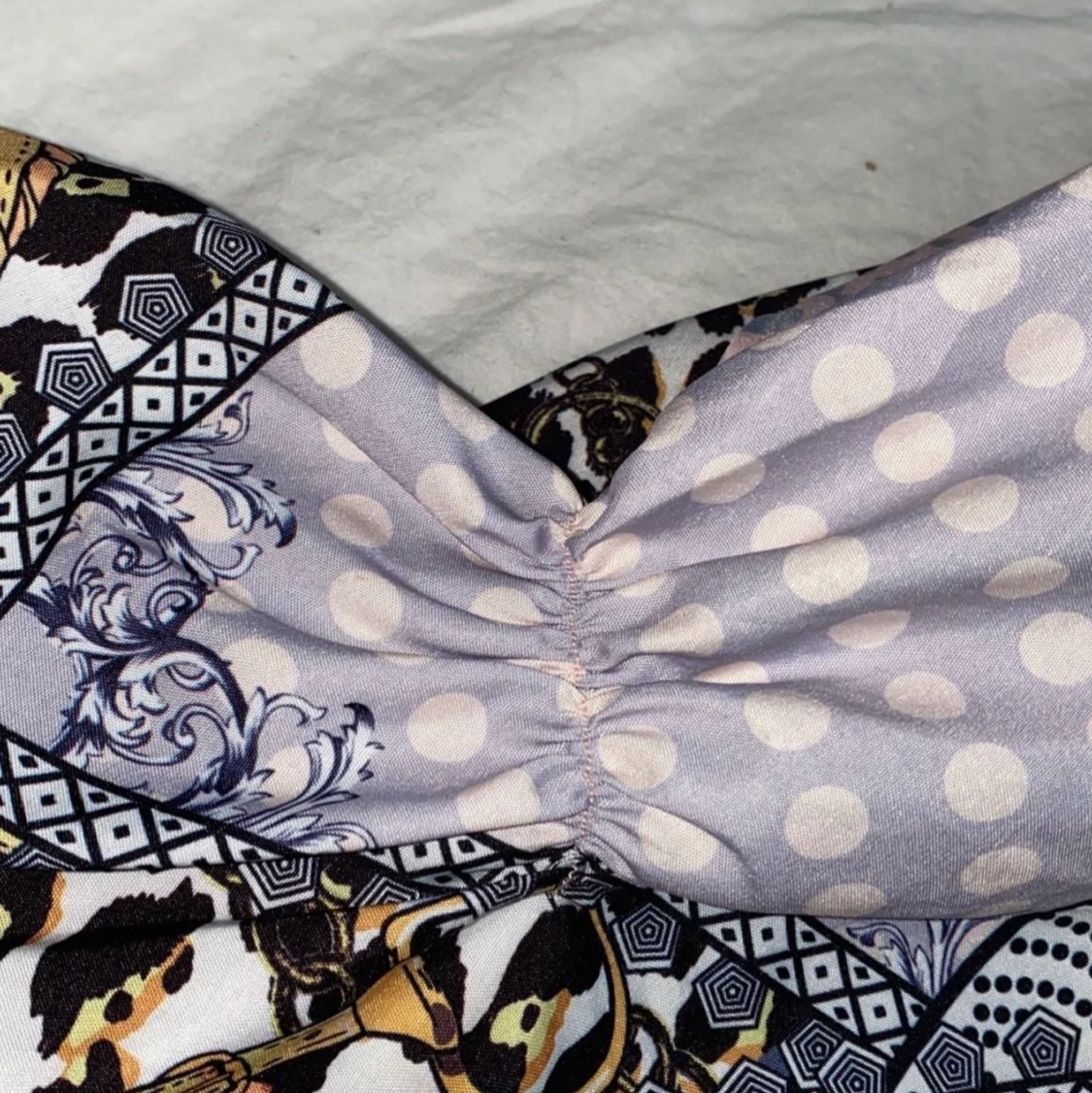 Gullig topp med knyte i ryggen  - 91