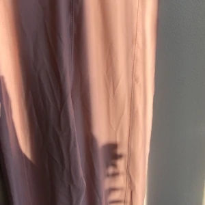 Byxor - Säljer ett par rosa gympabyxor som aldrig är använda i storlek s-m köpare står för frakt 📦✨🤍