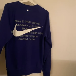 Nike tröja - Marinblå Nike sweatshirt, i storlek xs i herr vilket gör att den även passar lite större storlekar i dam! Tröjan är väl bevarad och i väldigt bra skick, därför ligger priset då på 300kr + frakt!