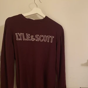 Stickad tröja! - Lyle & scott tätt stickad tröja! Tröjan är i storlek 15/16 år vilket motsvara ungefär xs! Tröjan säljs för 150kr + Frank och priset kan även diskuteras om de är behövligt!