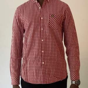 En röd och vit rutig skjorta från lyle&scott i strolek M