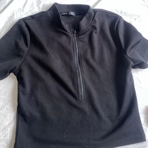 Svart topp med dragkedja - Super snygg svart topp med dragkedja framåt. Stl M men passar även M 