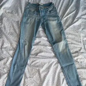 Ljusblåa jeans från Levi’s i storlek 24, knappt använda. 