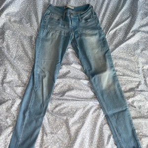 Levi’s jeans w 24 - Ljusblåa jeans från Levi’s i storlek 24, knappt använda. 