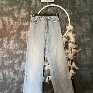 Monkijeans i modellen yoko - Monkijeans i modellen yoko. Ljusblå färg i storlek 24. De är lite lite slitna nedtill men ingenting som är märkbart