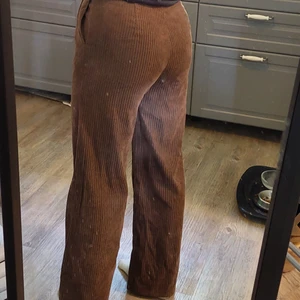 Manchester byxor  - Snygga byxor som jag aldrig använt, då dom inte passar mig. Min kompis på bilden är 163 cm, och byxorna är xs. Önska jag kunde använda dom då jag tycker dessa byxor är så fräna. Köparen står för frakten. Skriv gärna vid frågor eller fler bilder.