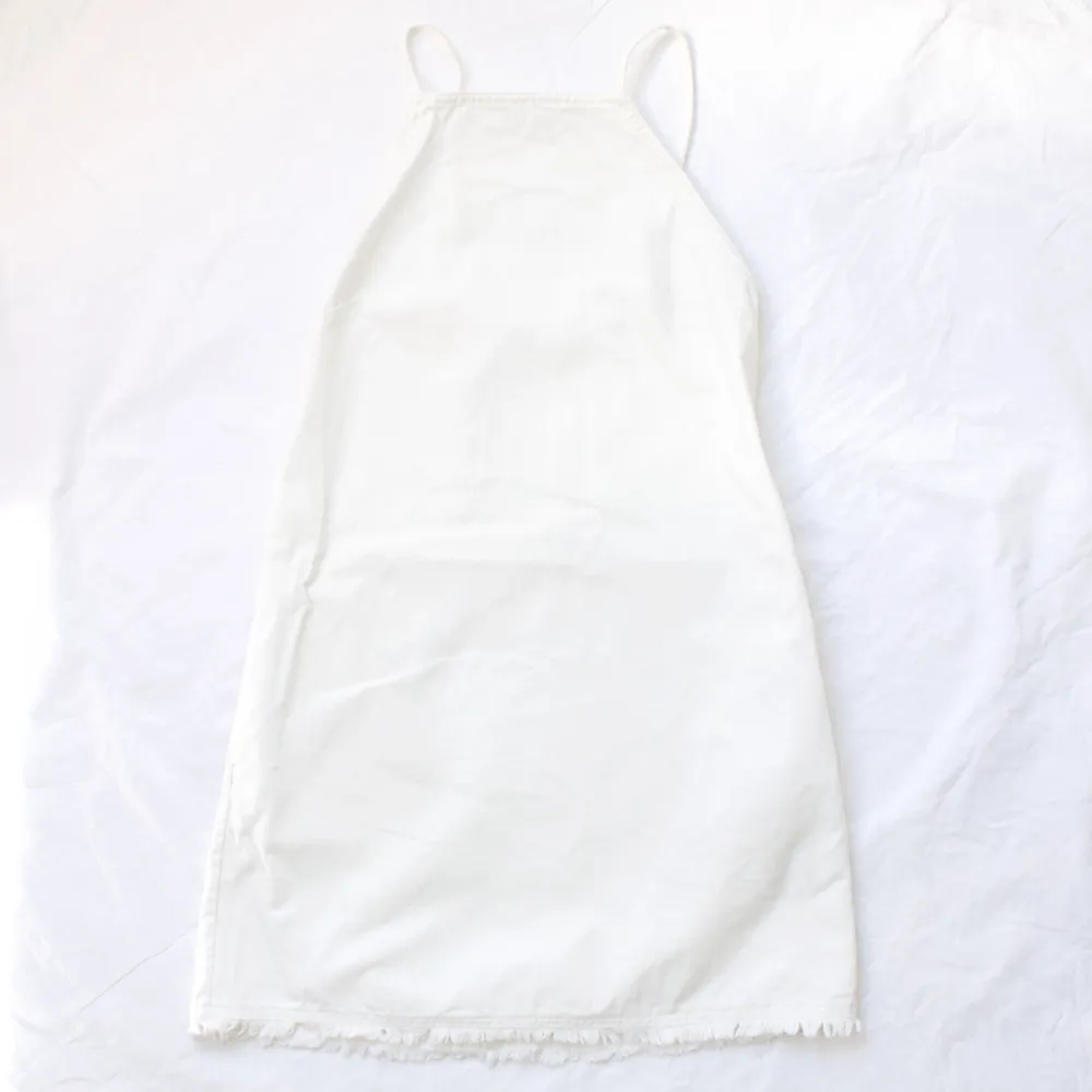 🍄CUTE WHITE DENIM SHORT SUMMER DRESS WITH OPEN BACK TIED WITH STRINGS. ”DOVER DRESS” - WEEKDAY      🍄 SIZE - XS / EU 34                                     🍄BRAND - WEEKDAY                                  🍄CONDITION - 5/5 (used few times). Klänningar.