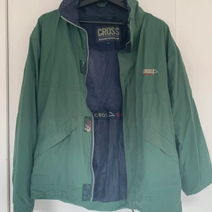 Sportig retrojacka - Retro friluftsjacka. Den är i storlek xs, tror det är en herrmodell så sitter mer som en M. 