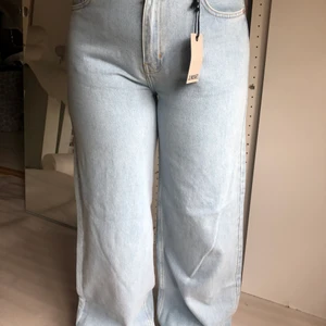 Jeans Junkyard - Säljer dessa jeans från Junkyard (Wide Leg) i storlek 31. Aldrig använda utan endast testade med lapparna kvar. Nypris 499:- Köparen står för frakten! ✨🌸