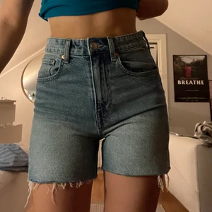 Jeansshorts  - Jeansshorts från HM. Helt nya, lappen finns kvar. Säljer därför att jag inte behöver dem men tappade bort kvittot. Nypris 200 kr.