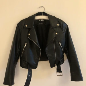 Skinnjacka från ZARA i storlek XS - Jackan är i nyskick och mycket lite använd. Den säljs på grund av att den är för liten. Köpt för 559 kr och nu bud från 290kr. Köparen står för frakten.