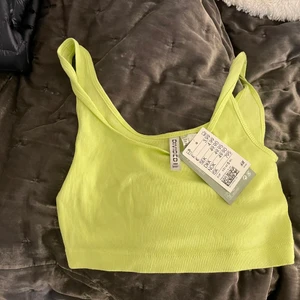 Neontopp - Neontop från HM, aldrig använd💚💛 