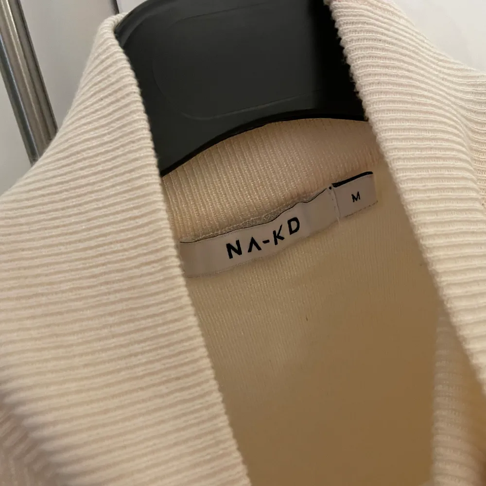 Superskön beige/smutsvit tröja med polokrage från Nakd. Använt endast 1 gång så i superfint skick🤍🤍🤍. Tröjor & Koftor.