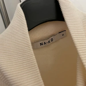 Nakd tröja - Superskön beige/smutsvit tröja med polokrage från Nakd. Använt endast 1 gång så i superfint skick🤍🤍🤍