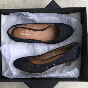 Jeansfärgade ballerina/pumps med klack. - Jeansfärgade ballerina/pumps med klack, från Graceland  Märke: Graceland .  Storlek: 36 Klack ca 4,5cm. Dem är jeansfärgade/mörk blå.   Pris: 50 kr + frakt 57 ( spårbart)  Skick : Sparsamt använda. Inget att anmärka på , ser nya ut om man bortser från undertill. superfina!   Meddela om fler bilder önskas.      🌸Har flera annonser uppe på kläder/saker så samfraktar.  🌸Övrigt kläderna kommer från  rökfritt , djurfritt hem
