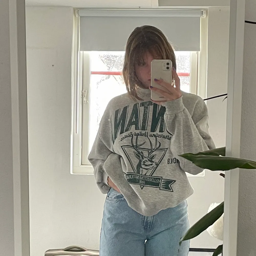 Grå sweatshirt med grönt tryck. Tröjan är svin snygg och i storlek M satt den är lite overzised. Den är från Bershka. Tröjan är nästan sprillans ny och har knabbt blivit andvänd och är def jag säljer den också ! . Tröjor & Koftor.