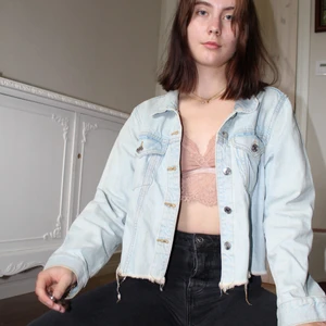 Gina Tricot jeansjacka strl. L - En ljusblå jeansjacka från Gina Tricot i strl. L. Jag har vanligtvis strl S i jackor, men köpte den i L för att jag ville ha en overzised look, men den är ändå kort i midjan. Bra skick, väl använd, så det finns några fläckar på insidan av jackan. Skriv gärna om du vill ha fler bilder eller om du har några frågor!