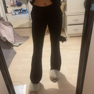 Kostymbyxor flare - Svinsnygga flare kostymbyxor från primark aldrig använda med prislapp kvar. Superfin passform och är perfekt längd för mig som är 168 cm. 
