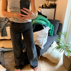 Utsvänga jeans  - Jätte snygga svarta utsvängda jeans från Topshop, köpta för 600 ungefär. I gott skick, är 163. 