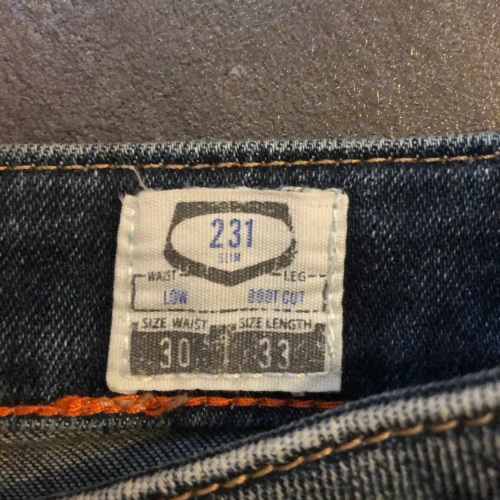 Säljer dessa jättefina lågmidjade crocker jeansen i väldigt  fint skick! Sista bilden är lånad för att visa hur dom sitter på då jag själv inte passar dom! 300kr eller högsta bud om fler är intresserade✨ (säljer även jeansen i svart i min profil). Jeans & Byxor.