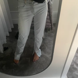 Zara slits jeans - Säljer nu även dessa zara jeans med medelhög midja och slits. I storlek 32 men passar mig med 34