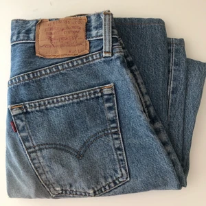 Levi’s jeans - Super snygga Levi’s jeans, köpta i en secondhand butik. Jeansen har en rak passform och medelhög/hög midja.