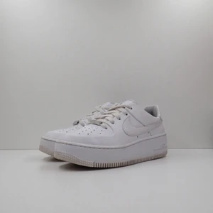 Air force 1 -  air force 1 skor i bra skick, litet hål i sulan men syns inte. Även lite sliten framme och rostig på airforce brickan. Inte min bild där men jag kan skicka privat