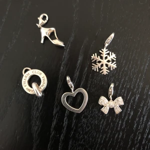Thomas Sabo smycken  - Berlocker från Thomas Sabo, priser: klackskon 100kr, snöflingan 100kr, hjärtat 100kr (SÅLD) och rosetten 150kr, “hänget” 60kr (SÅLD) 🥰