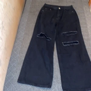 Knapp slätt jeans (svart) - Oanvända jeans som bara var för små för mig som är synd men nu kan någon annan ha de istället😊